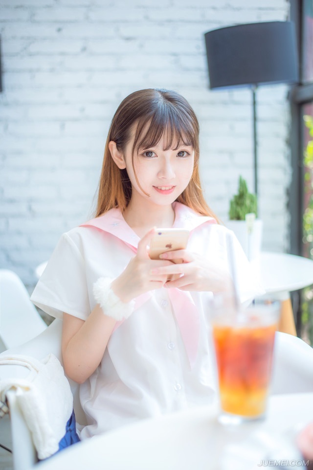 给自己时间，不要焦急，一步一步来，一日一日过，请相信生命的韧性是惊人的，跟自己向上的心去合作，不要放弃对自己的爱护。——三毛《亲爱的三毛》